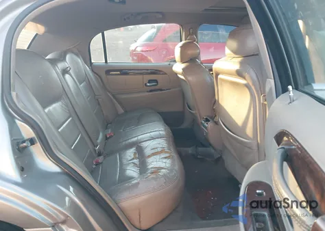 2001 Lincoln Town Car Signature from USA, damaged, VIN 1LNHM82W31Y732838